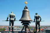 Glockenm&auml;nner auf dem Kroch-Hochhaus